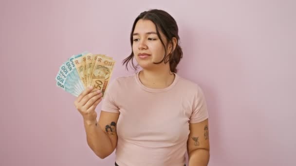 Ενθουσιασμένη Νεαρή Ισπανίδα Γυναίκα Δείχνοντας Δάχτυλο Βραζιλιάνικα Πραγματικά Χαρτονομίσματα Μια — Αρχείο Βίντεο