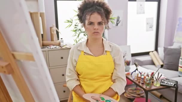 Wütender Hispanischer Künstler Mit Lockigem Haar Sitzt Atelier Droht Mit — Stockvideo