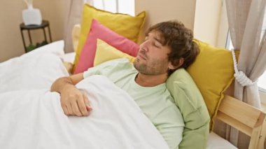 Pijamalı öfkeli, genç, beyaz bir adam, ağzı açık, yatak odasında çılgınca bir çığlık atıyor. Kapalı bir ortamda yan taraftan gelen yüksek sesli ve öfkeli bir iletişim..