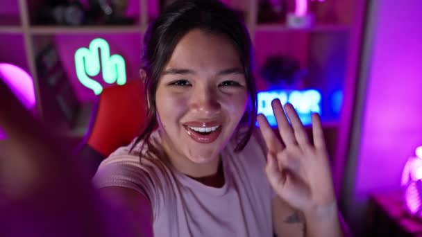 Eine Fröhliche Junge Hispanische Frau Macht Nachts Ein Selfie Einem — Stockvideo