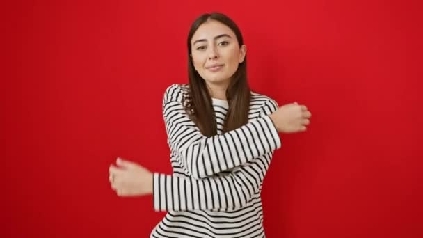 Šťastná Sebevědomá Mladá Hispánka Pruhovaných Tričkách Objímá Vyzařuje Sebelásku Nad — Stock video