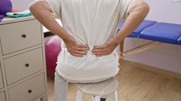 Leidender Senior Unterzieht Sich Reha Klinik Intensiver Rückenschmerztherapie — Stockvideo