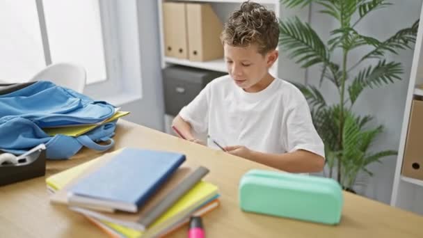 Sevimli Sarışın Erkek Öğrenci Sınıf Masasında Kalemle Hoş Bir Baterist — Stok video