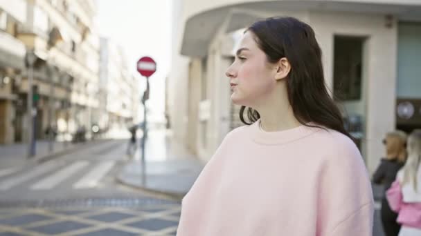 Mujer Joven Caucásica Suéter Rosa Posando Con Confianza Una Calle — Vídeos de Stock