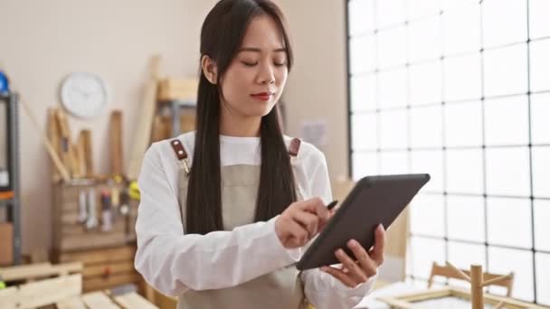 Una Joven Asiática Con Lápiz Utiliza Una Tableta Brillante Taller — Vídeos de Stock