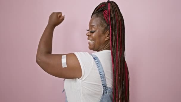 Mulher Americana Africana Confiante Tranças Esportivas Uma Ajuda Banda Seu — Vídeo de Stock