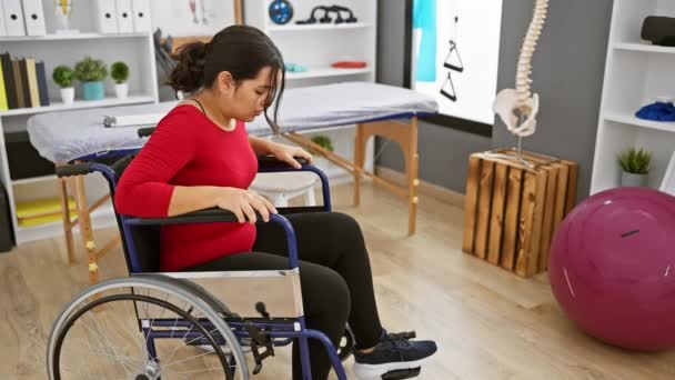 Mulher Hispânica Cadeira Rodas Clínica Reabilitação Mostrando Progresso Recuperação — Vídeo de Stock