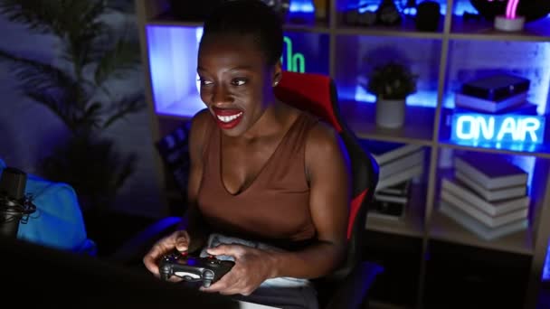 Zelfverzekerd Afrikaans Amerikaans Gamer Meisje Knippert Een Uitstekende Teken Met — Stockvideo