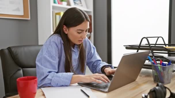 Mulher Hispânica Experimentando Dor Pescoço Enquanto Trabalhava Laptop Escritório — Vídeo de Stock