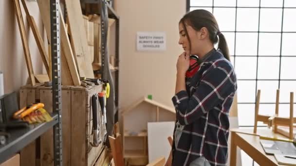 Femme Hispanique Dans Atelier Portant Une Protection Oreille Tout Travaillant — Video
