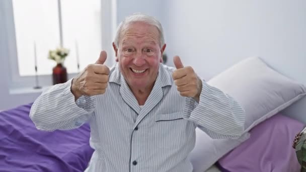 Joyful Senior Man Draagt Pyjama Zit Een Slaapkamer Bed Geven — Stockvideo
