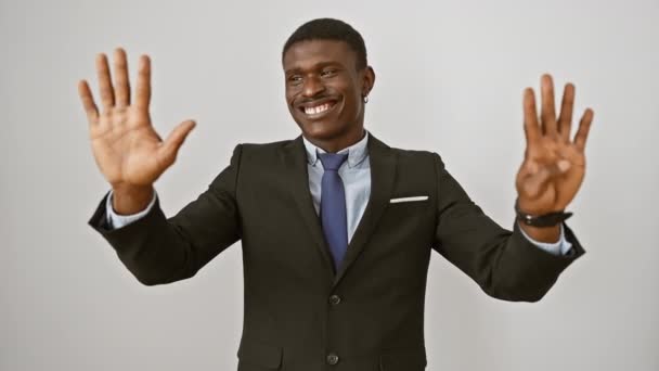 Alegre Hombre Afroamericano Traje Pie Aislado Levantando Los Dedos Hacia — Vídeo de stock