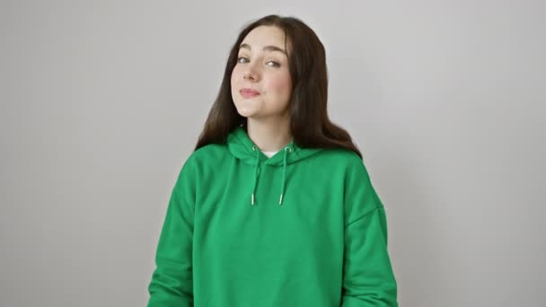 Glimlachend Zelfverzekerde Jonge Vrouw Met Sweatshirt Aan Spitse Duimen Omhoog — Stockvideo