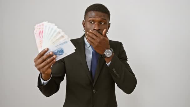 Geschokte Afro Amerikaanse Man Een Pak Grijpt Chinese Yuan Bankbiljetten — Stockvideo