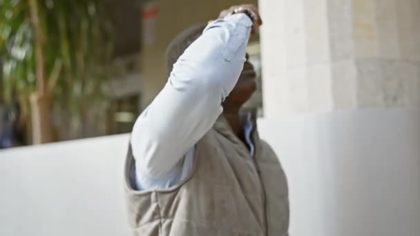 Afričan Američan Ležérní Oblečení Stínování Očí Vzhlíží Zatímco Stojí Ulici — Stock video