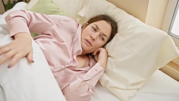 Una Mujer Joven Yace Cama Pareciendo Cansada Enferma Ambiente Dormitorio — Vídeos de Stock