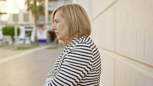 Rijpe Blanke Vrouw Draagt Strepen Leunend Tegen Een Muur Een — Stockvideo