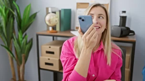 Pembe Tişörtlü Sarışın Bir Kadın Modern Ofis Ortamında Akıllı Bir — Stok video