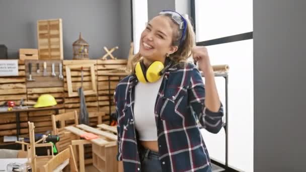 Jovem Hispânica Alegre Oficina Carpintaria Confiantemente Sorrindo Com Boca Aberta — Vídeo de Stock