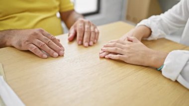 Birlikten kuvvet doğar, kadın ve erkek el ele tutuşur, birlik olur.