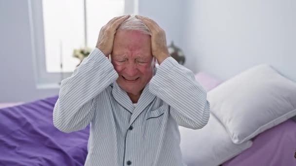 Stressad Äldre Man Pyjamas Lider Intensiv Huvudvärk Smärta Sovrummet Hand — Stockvideo