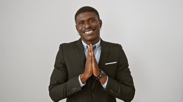 Pregando Uomo Afroamericano Giacca Cravatta Implora Perdono Erge Risoluto Sfondo — Video Stock