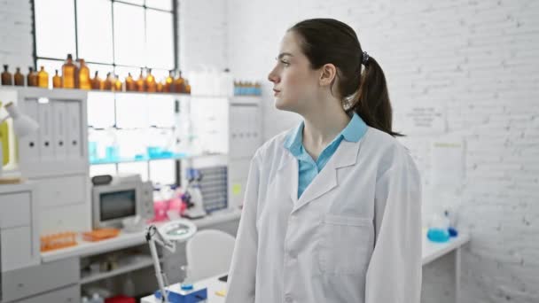 Mulher Cientista Confiante Jaleco Laboratório Moderno Com Braços Cruzados — Vídeo de Stock