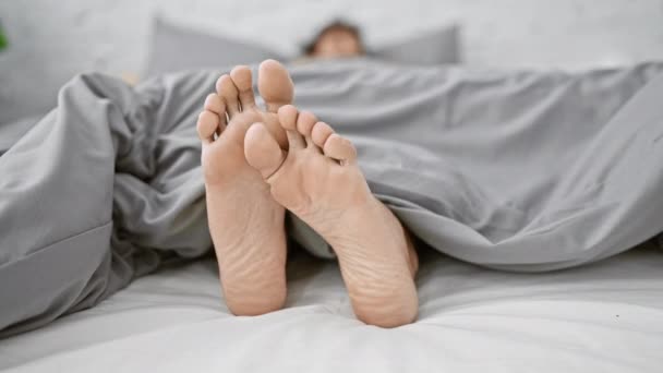 Людина Розслабляється Ліжку Голими Ногами Виступає Під Сірого Утішителя Світлій — стокове відео