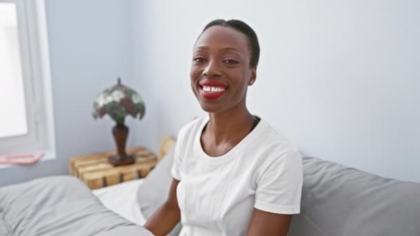 Vonzó Afro Amerikai Otthonosan Fekszik Hálószobában Magabiztosan Gesztikulál Egy Kis — Stock videók