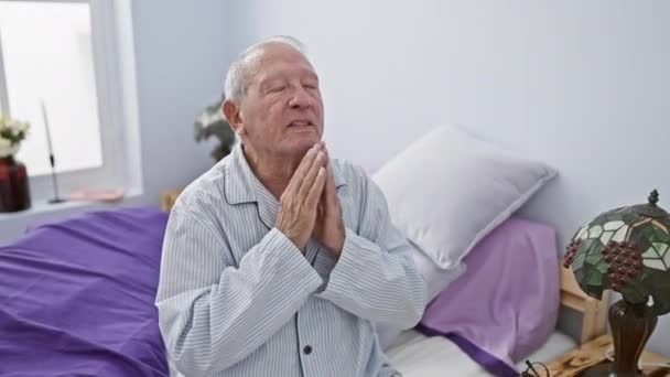 绝望的老人祈祷着希望 坐在床上 手牵手 — 图库视频影像