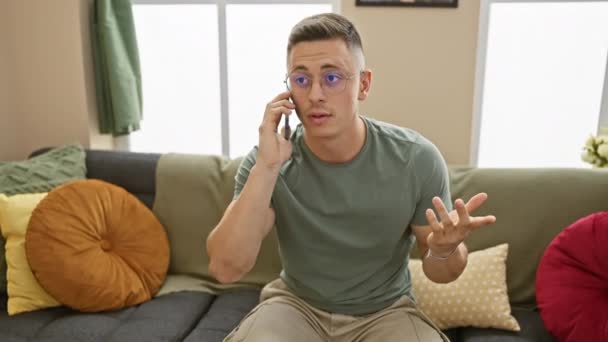 Genç Spanyol Bir Adam Telefonda Konuşuyor Rahat Bir Oturma Odasında — Stok video