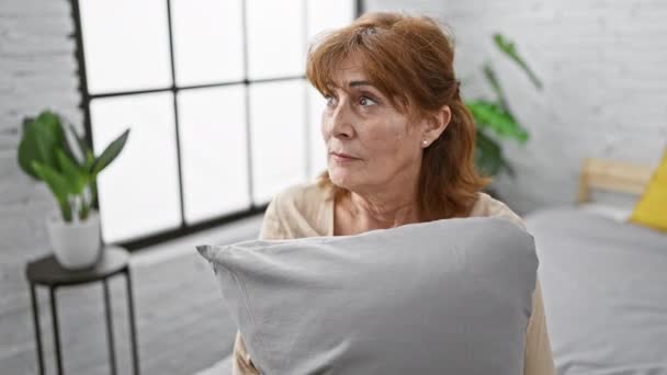 Wściekła Kobieta Średnim Wieku Wrzeszcząca Wściekłości Siedząca Łóżku Przytulająca Poduszkę — Wideo stockowe