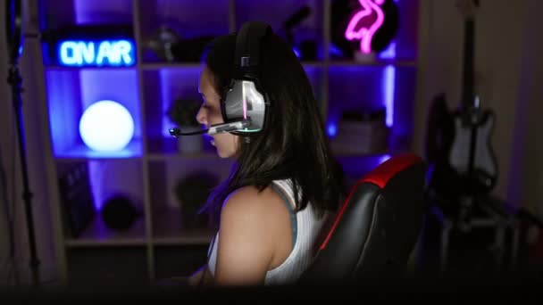 Young Beautiful Hispanic Woman Streamer Playing Video Game Using Computer — Stok Video