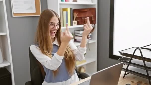 Blonde Young Businesswoman Shows Fuck You Sign Boldly Office Exhibits — Stockvideo