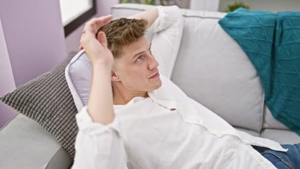 Yakışıklı Beyaz Bir Adam Rahat Oturma Odasında Dinleniyor Neşeli Bir — Stok video