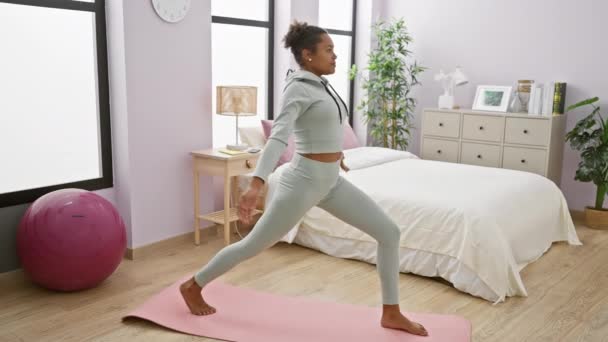 Ung Kvinna Utövar Yoga Ett Ljust Sovrum Tränar Rosa Matta — Stockvideo