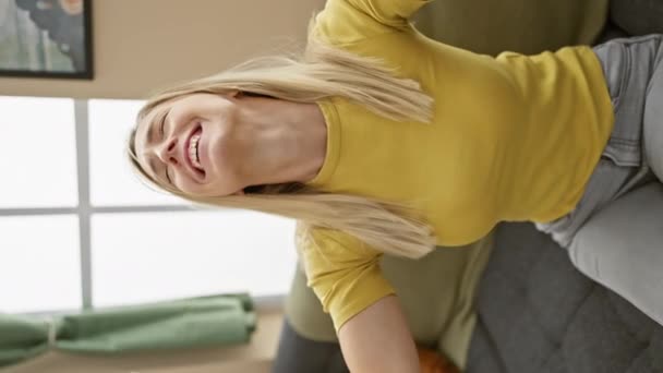 Радостная Молодая Женщина Блондинка Уверенно Сияющая Своем Доме Восторженно Указывает — стоковое видео