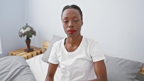 Femme Afro Américaine Confiante Exprimant Avertissement Sérieux Négatif Allongée Sur — Video