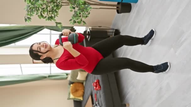 西班牙女人在家里带着水壶锻炼 展示健康 幸福和舒适的客厅布置 — 图库视频影像