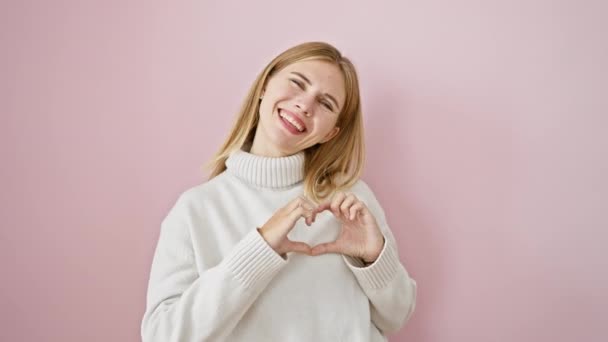 사랑에 상징을 분홍색 배경에 로맨틱 개념입니다 스웨터 행복을 발광하는 — 비디오