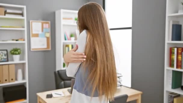 Strahlende Junge Blonde Geschäftsfrau Gefangen Einer Freudigen Umarmung Büro Ausdruck — Stockvideo