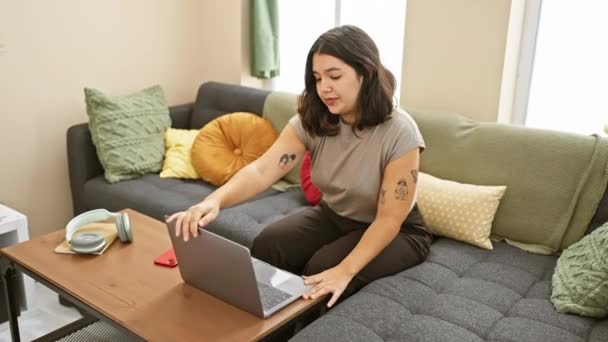 Nachdenkliche Junge Hispanische Frau Schließt Laptop Einem Gemütlichen Wohnzimmer Mit — Stockvideo