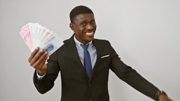 Veselý Africký Američan Obleku Svírající Čínské Yuanové Bankovky Vítězný Výraz — Stock video
