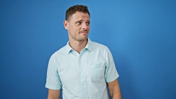 Seorang Pria Yang Frustrasi Menutup Telinganya Dengan Dinding Biru Menunjukkan — Stok Video