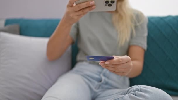 Mujer Rubia Toma Una Foto Tarjeta Crédito Interior Teléfono Inteligente — Vídeos de Stock