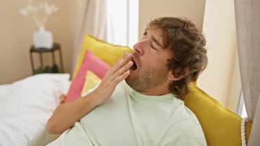 Yorgun, genç, beyaz bir adam, sıkıntıdan patlıyor, odasında sürekli esniyor. Hepsi pijamalarıyla süslenmiş, esneyen ağzını eliyle kapatıyor, uykusuzluktan huzursuz oluyor.