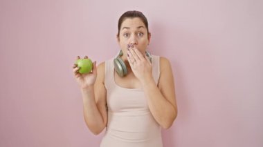 Mavi gözlü, şokta olan genç, sportif bir kadın, ağzını eliyle kapatıyor. Sırrının açığa çıkmasından korkuyor. Pembe ve soyutlanmış geçmişine şaşırmış bir bakış atıyor..