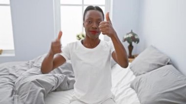Çılgın yatak odası maskaralıkları, Afrika kökenli Amerikalı kadın yatakta uzanıyor, başparmakları havada, aynı fikirde olmadığımızı söylüyor.