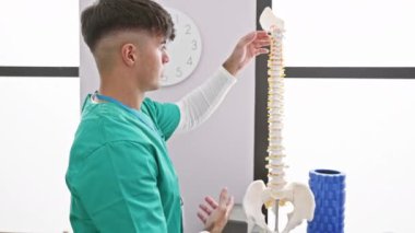Yakışıklı bir İspanyol genç, kendini rehabilitasyona adamış bir terapist, yoğun rehabilitasyon kliniğinde anatomik sütun modelini sergilerken dokunaklı bir konuşma yapıyor.