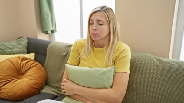 여자는 티셔츠에 고통을 스트레스 우울증 분노에서 집에서 괴로움 심각한 — 비디오